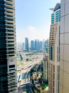ドバイにあるLuxury Modern ONE bedroom apartment at Dubai Marina - Marina pinnacle towerの高層ビルと高速道路のある街並み