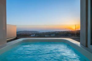 Bazén v ubytování Cinnamon Villa with Private Hot Tub nebo v jeho okolí