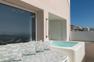 Balkón nebo terasa v ubytování Cinnamon Villa with Private Hot Tub