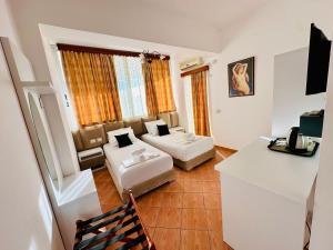 TV a/nebo společenská místnost v ubytování Oskar Hotel