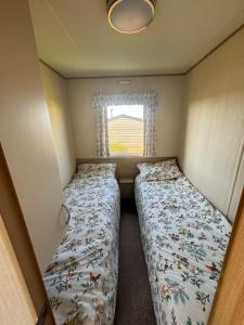 埃克斯茅斯的住宿－Karo place 97，小房间设有两张床和窗户