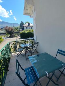 a patio with a table and chairs on a balcony at Sublime Studio proche du lac avec parking privé in Viviers-du-Lac