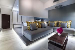 una sala de estar con un sofá y una mesa en Solar Apartments by Amara Living, en Agia Marina de Nea Kydonia