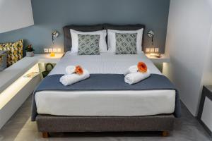 Un dormitorio con una cama grande con dos almohadas. en Solar Apartments by Amara Living, en Agia Marina de Nea Kydonia