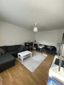 ein Wohnzimmer mit einem Sofa und einem Tisch in der Unterkunft Mysiga Lägenheten I Örebro in Örebro