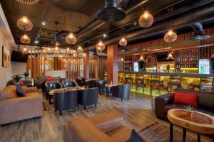 un ristorante con divani e un bar di Protea Hotel by Marriott Pretoria Hatfield a Pretoria