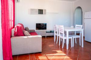 sala de estar con sofá y mesa en Casas Rurales Pericón, en Conil de la Frontera