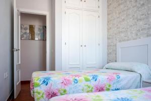 sypialnia z dwoma łóżkami i ceglaną ścianą w obiekcie Casas Rurales Pericón w mieście Conil de la Frontera +24 zdjęcia