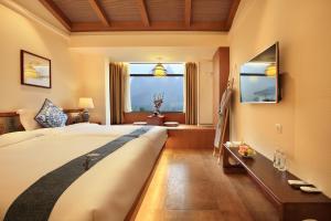 桂林的住宿－城外有閒逸墅，一间卧室设有一张大床和一个窗户。