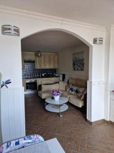 サンミゲル・デ・アボナにある2-Bed Apt Sleeps 4 Steps out on to the Poolのソファとテーブルのあるリビングルーム