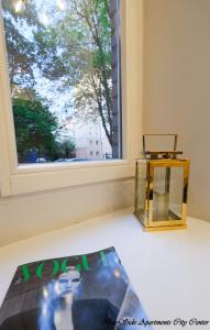 una ventana con una mesa y una caja de cristal en BaySide Apartments Center City, en Gdansk