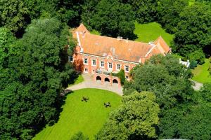 Una vista aérea de una casa grande entre los árboles. en Zamek Rynkówka, en Rynkówka