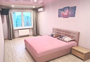 Posteľ alebo postele v izbe v ubytovaní Apartment near metro Pozniaky + 14 fotografií