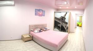 Posteľ alebo postele v izbe v ubytovaní Apartment near metro Pozniaky