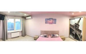 Posteľ alebo postele v izbe v ubytovaní Apartment near metro Pozniaky
