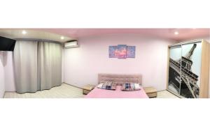 Posteľ alebo postele v izbe v ubytovaní Apartment near metro Pozniaky