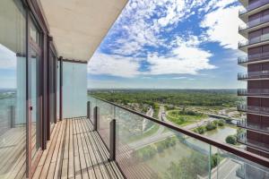 Luxury Penthouse I Rooftop Pool I Self Check-in的阳台或露台