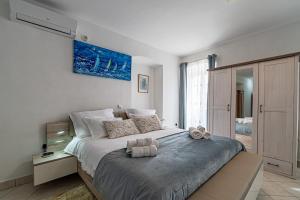 科尔丘拉Room Ghetto的一间卧室设有一张大床,上面有两只填充动物