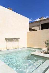 una piscina frente a un edificio en Atrium Suites Mallorca en Porreres