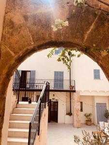 une arche menant à un bâtiment avec des escaliers dans l'établissement Atrium Suites Mallorca, à Porreres