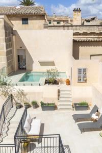 un patio al aire libre con piscina en un edificio en Atrium Suites Mallorca en Porreres