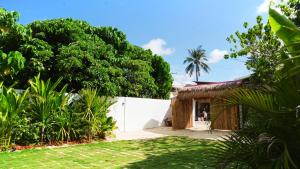 ein Haus mitten in einem Hof in der Unterkunft Whipsy Villa in Catangnan