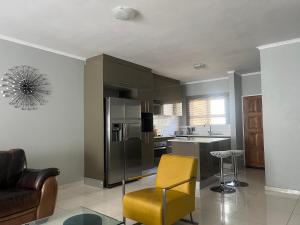 Η κουζίνα ή μικρή κουζίνα στο Vic's place - With backup power
