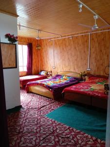 Säng eller sängar i ett rum på Travellers World Guest House