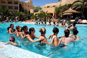 Bazén v ubytování Hotel Dar El Olf nebo v jeho okolí