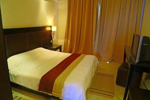 Een bed of bedden in een kamer bij Hotel Dar El Olf