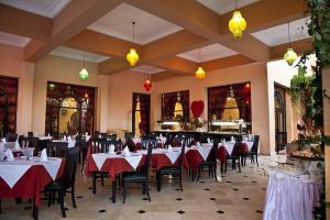 Un restaurante u otro lugar para comer en Hotel Dar El Olf