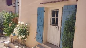 una puerta abierta a una casa con flores en Petite pause à Pourrières, en Pourrières