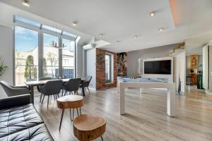 salon ze stołem bilardowym i krzesłami w obiekcie Waterlane by Vivendi Properties w Gdańsku