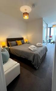 En eller flere senger på et rom på Bedroom Available Near Heathrow Airport