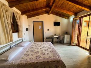 Tramonti d'Oro في كابريولي: غرفة نوم بسرير كبير وطاولة