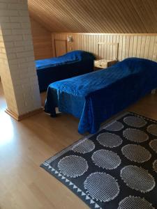 Postel nebo postele na pokoji v ubytování Far And Away Cabin