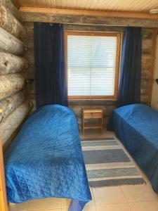 Postel nebo postele na pokoji v ubytování Far And Away Cabin