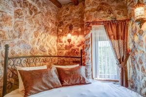 Postel nebo postele na pokoji v ubytování Marbay Cave Cappadocia