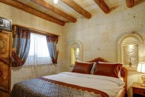 Postel nebo postele na pokoji v ubytování Marbay Cave Cappadocia
