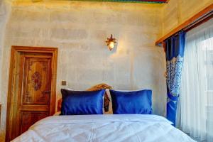 Postel nebo postele na pokoji v ubytování Marbay Cave Cappadocia