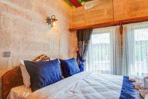 Postel nebo postele na pokoji v ubytování Marbay Cave Cappadocia