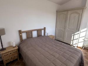 ein Schlafzimmer mit einem Bett, einer Kommode und einem Fenster in der Unterkunft Maison avec Piscine Privée, Climatisation et Vue Mer - FR-1-768-69 in Saint-Peïre-sur-Mer