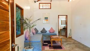 ein Wohnzimmer mit einem blauen Sofa und einem Tisch in der Unterkunft Whipsy Villa in Catangnan