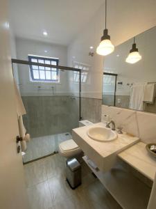 a bathroom with a sink and a toilet and a shower at Hotel Pousada Minas Gerais in Ouro Preto