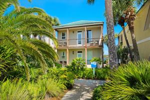 Un edificio con palmeras delante. en Destiny Beach Villas #15A&B, en Destin