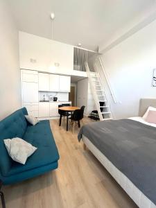 um quarto com uma cama, um sofá e uma mesa em Scandinavian loft 1BR apartment near city centre em Turku