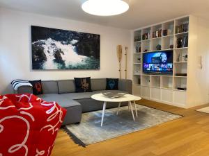 a living room with a couch and a table at Altstadtliebe Konstanz - harmonischer Luxus in Konstanz