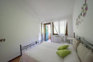sypialnia z łóżkiem z zielonymi poduszkami w obiekcie A Casa di Stella w mieście Perugia
