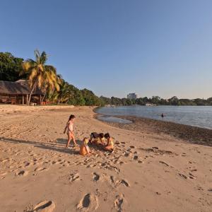 un gruppo di 3 persone che giocano sulla spiaggia di CBA Hotel a Tanga