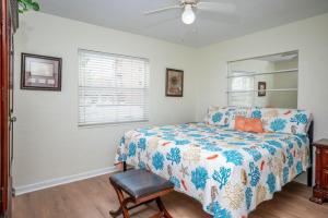 um quarto com uma cama e uma ventoinha de tecto em C7-Dolphin em St. Pete Beach